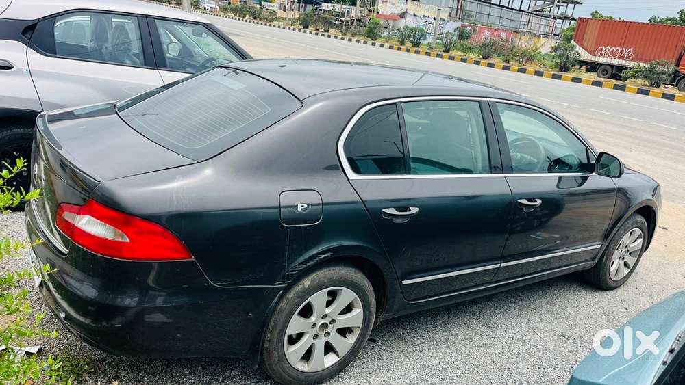 Skoda Superb Petrol 2011