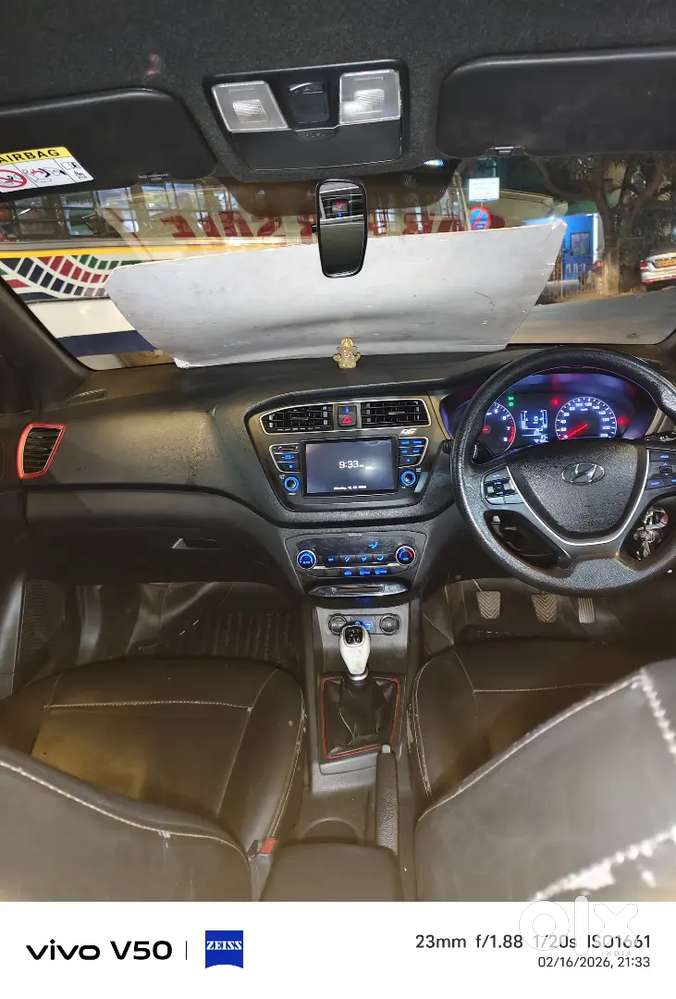 Hyundai Elite I20 Asta Top Model White Year 2018, Showroom Condition.