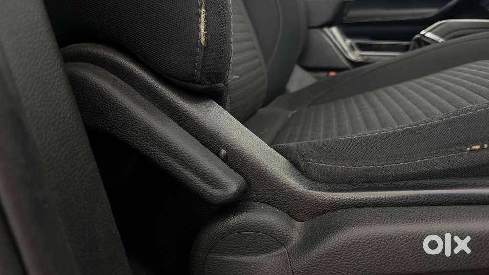 Mahindra Xuv700 2.0 Ax 5 Petrol Mt 7 Str, 2023, Petrol