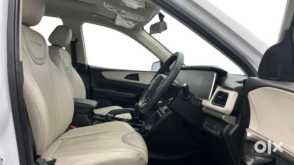 Mahindra Xuv700 2.0 Ax 5 Petrol Mt 7 Str, 2025, Petrol