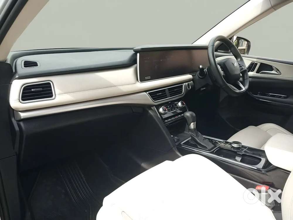 Mahindra Xuv700 Ax7 Luxury Pack Awd, 2023, Petrol