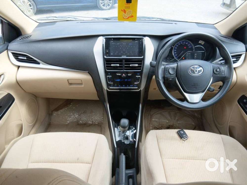 Toyota Yaris V Cvt, 2018, Petrol