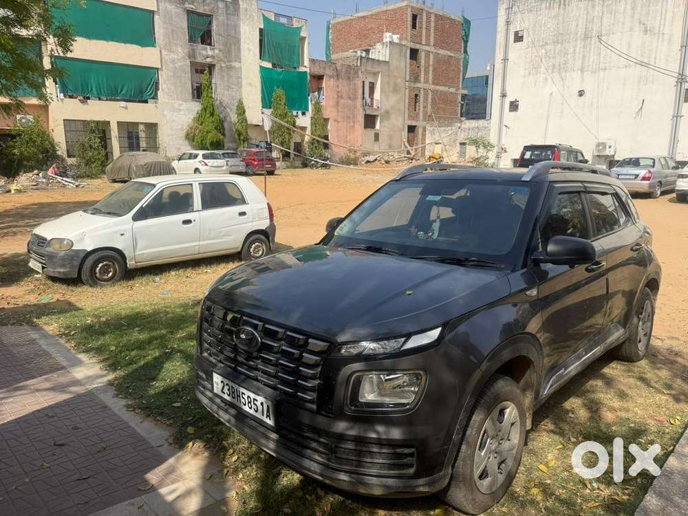 Hyundai Venue 2023 Petrol Well Maintained