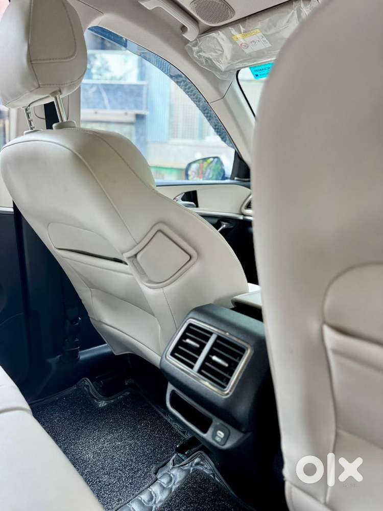 Mahindra Xuv700 2.0 Ax 7 Petrol At Str, 2024, Petrol