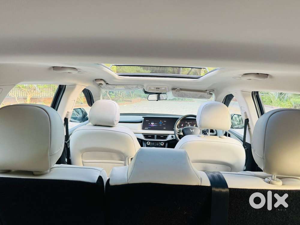 Mahindra Xuv700 2.0 Ax 7 Petrol Mt Str, 2025, Petrol