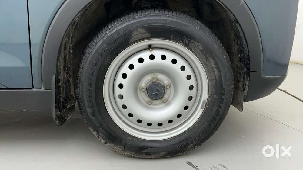 Mahindra Xuv300 W4, 2023, Petrol