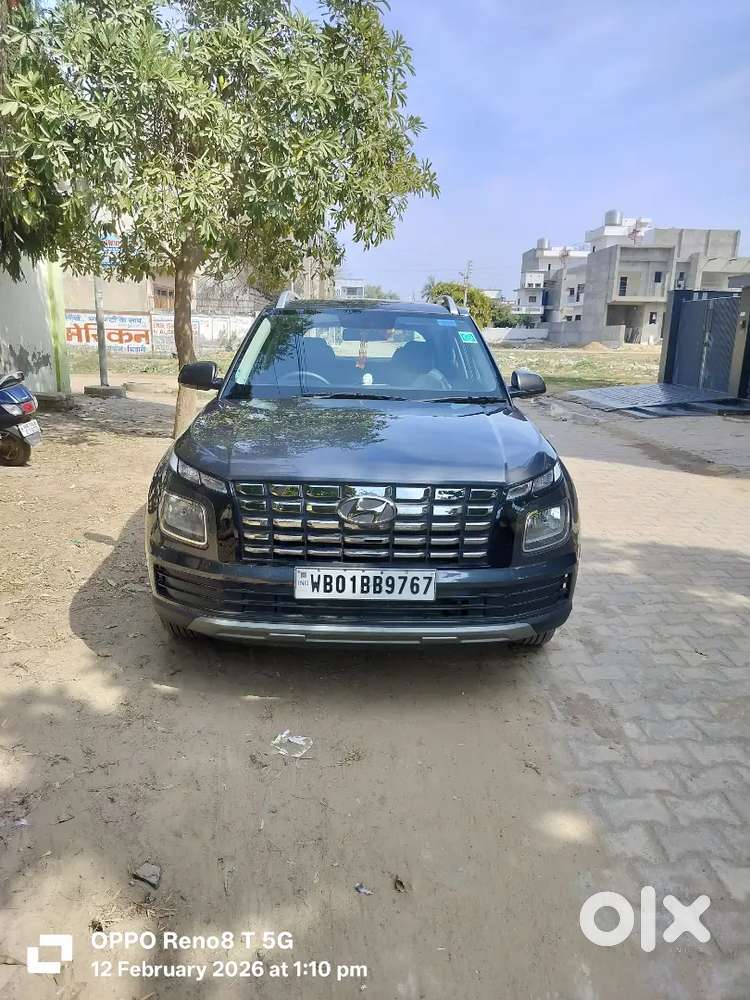 Hyundai Venue 2025 Petrol 4000 Km Driven