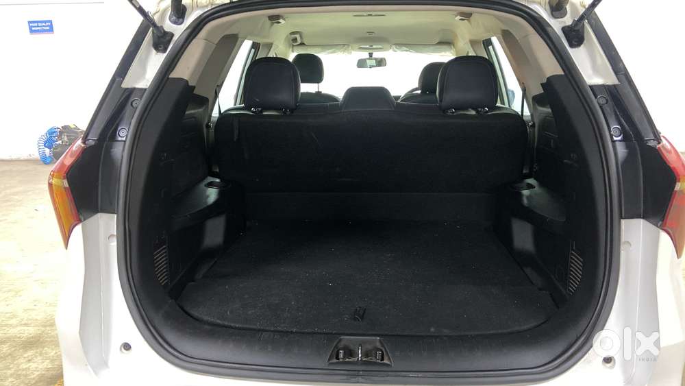 Mahindra Xuv700 2.0 Mx Petrol Mt 5 Str, 2023, Petrol