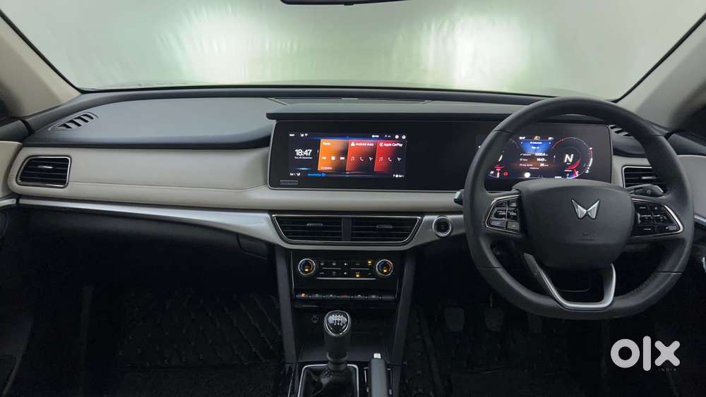 Mahindra Xuv700 2.0 Ax 7 Petrol Mt Str, 2025, Petrol