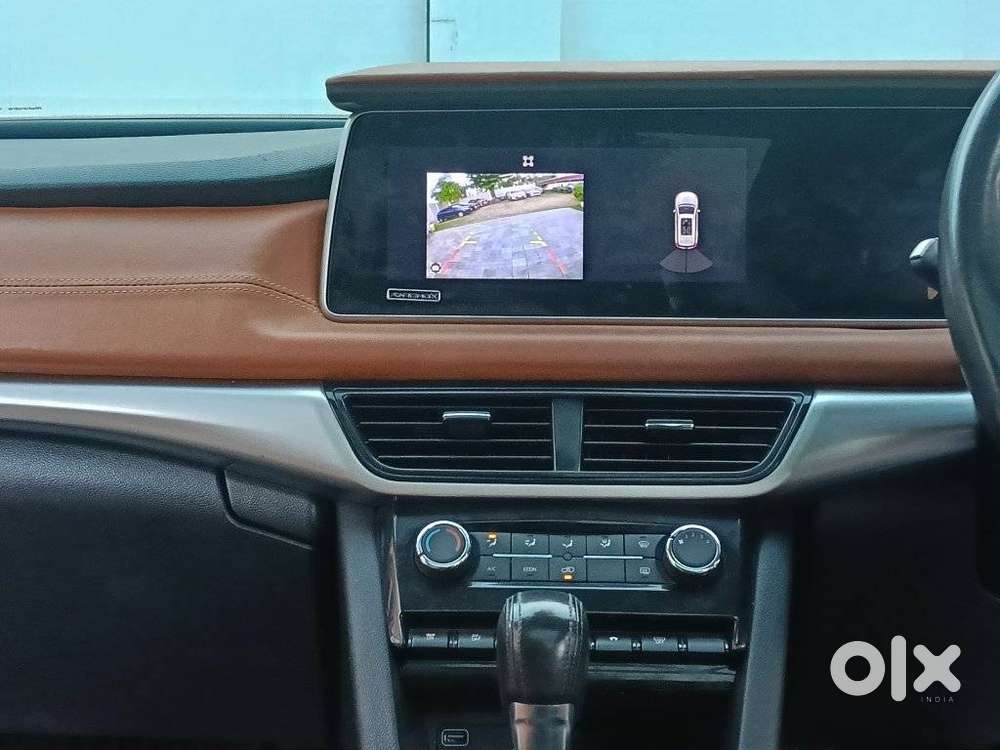 Mahindra Xuv700 2.0 Ax 5 Petrol At Str, 2022, Petrol