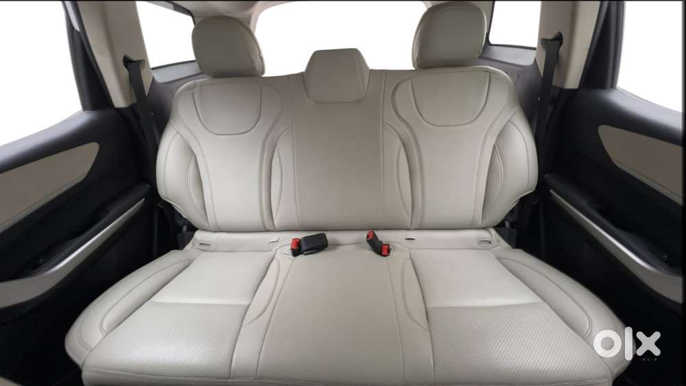 Mahindra Xuv700 2.0 Ax 3 Petrol Mt 5 Str, 2022, Petrol