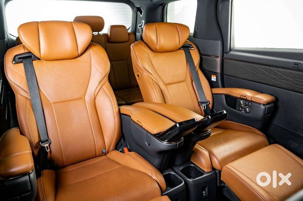 Toyota Vellfire 2.5 Executive Lounge, 2023, Petrol