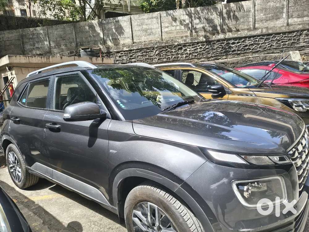 Hyundai Venue 2024 Automatic 9000 Km Driven With Sunroof