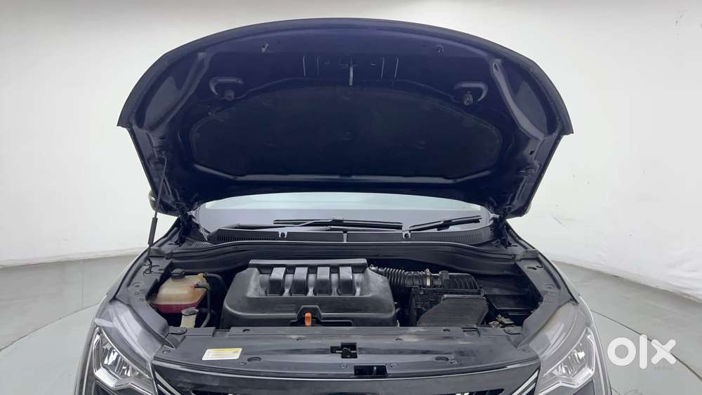 Mahindra Xuv700 2.0 Ax 5 Petrol Mt Str, 2023, Petrol