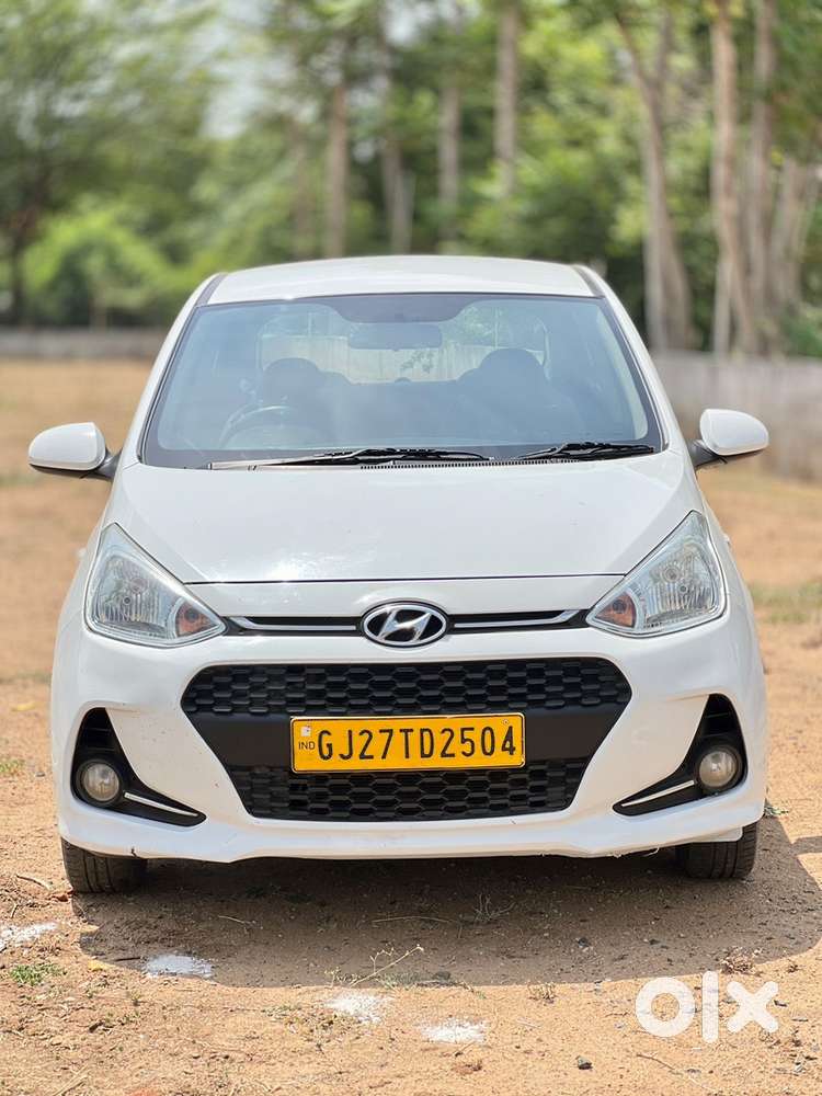 Hyundai Grand I10 2017 Taxi Passing Car