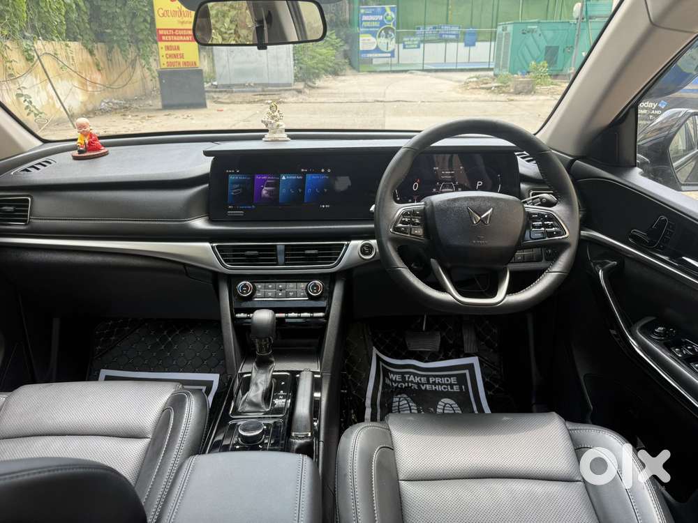Mahindra Xuv700 2.0 Ax 7 Petrol At Str, 2025, Petrol