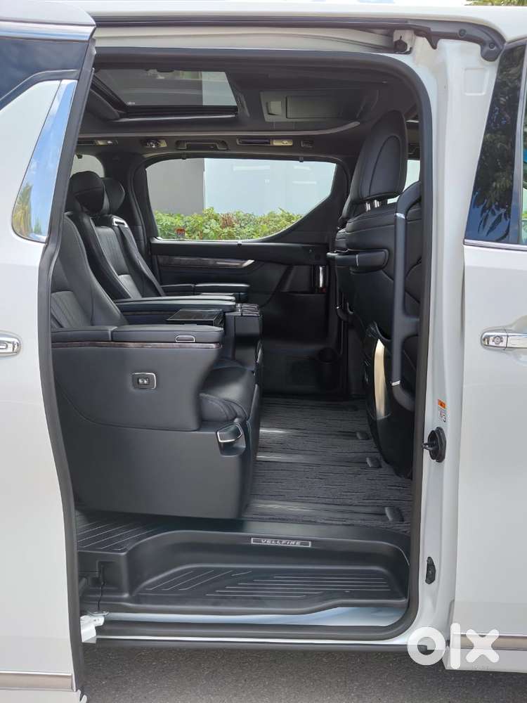 Toyota Vellfire 2.5 Executive Lounge, 2022, Petrol