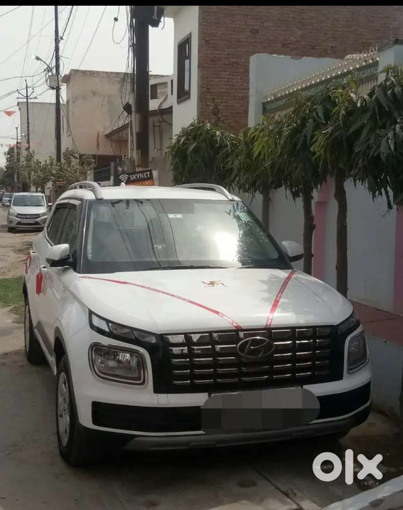 Hyundai Venue 2022 Petrol 10000 Km Driven