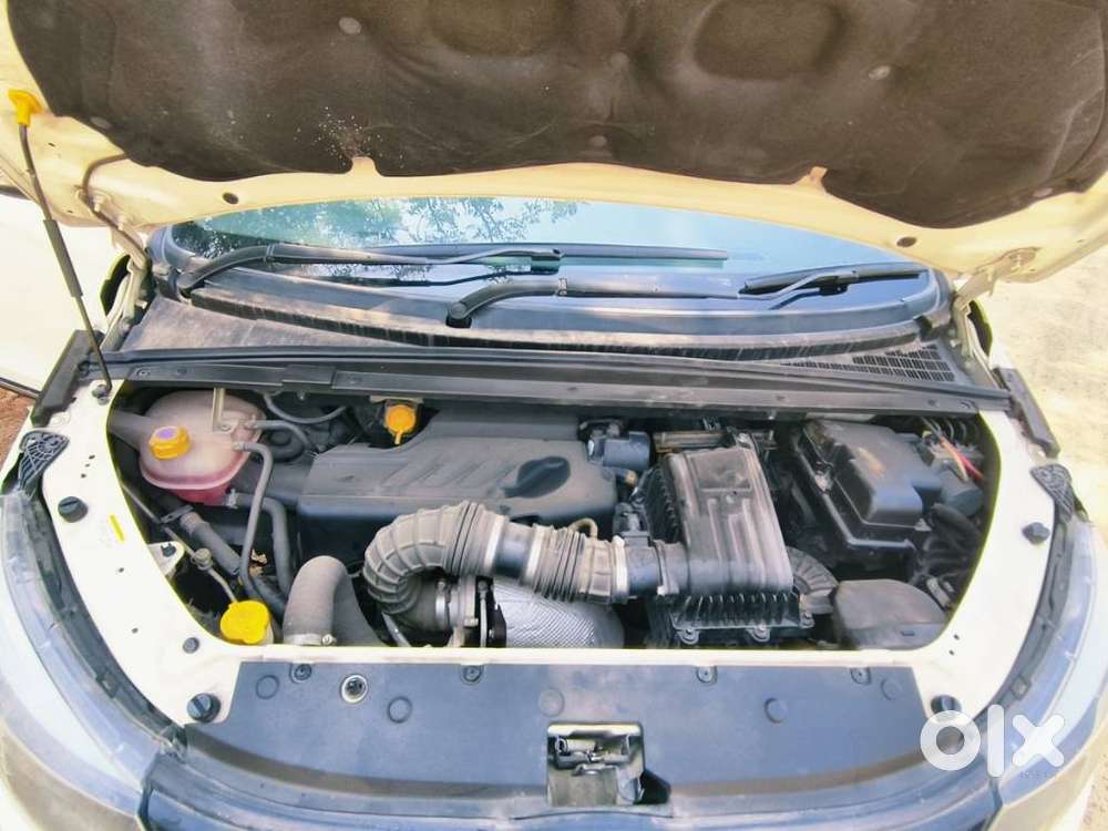 Mahindra Marazzo M8, 2020, Petrol