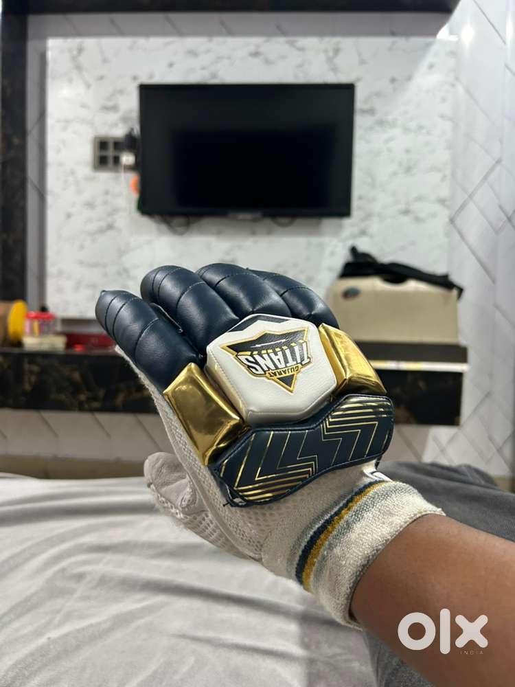 SG CRICKET GLOVES