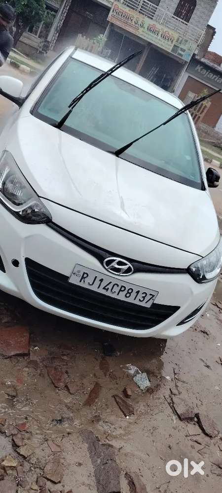 गाड़ी धौलपुर राजस्थान हाउसिंग बोर्ड कॉलोनी में है