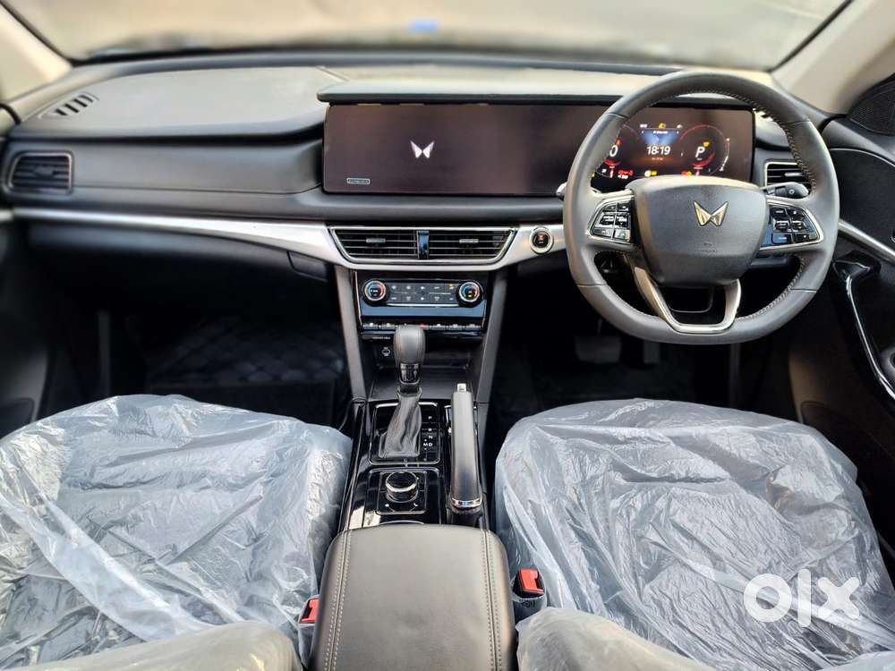 Mahindra Xuv700 2.2 Ax 7 Diesel At Str, 2025, Diesel