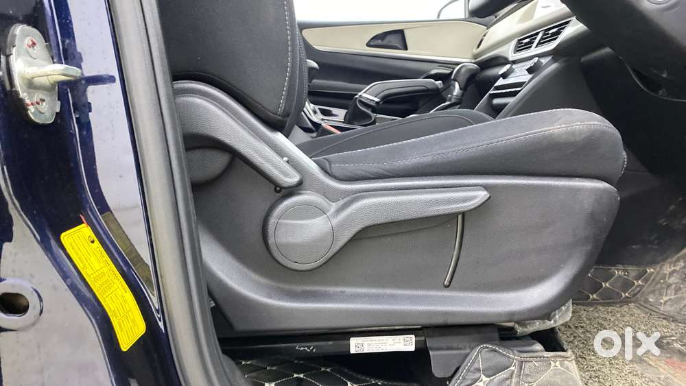 Mahindra Xuv700 2.0 Ax 5 Petrol At Str, 2022, Petrol