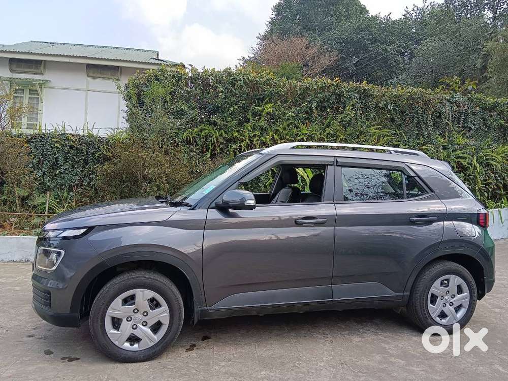 Top Model, Colour Titan Grey, Sun Roof, Blue Link & All Othr Features.