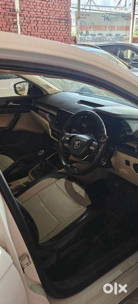 Skoda Slavia Ambition 1.0l Tsi Mt, 2023, Petrol