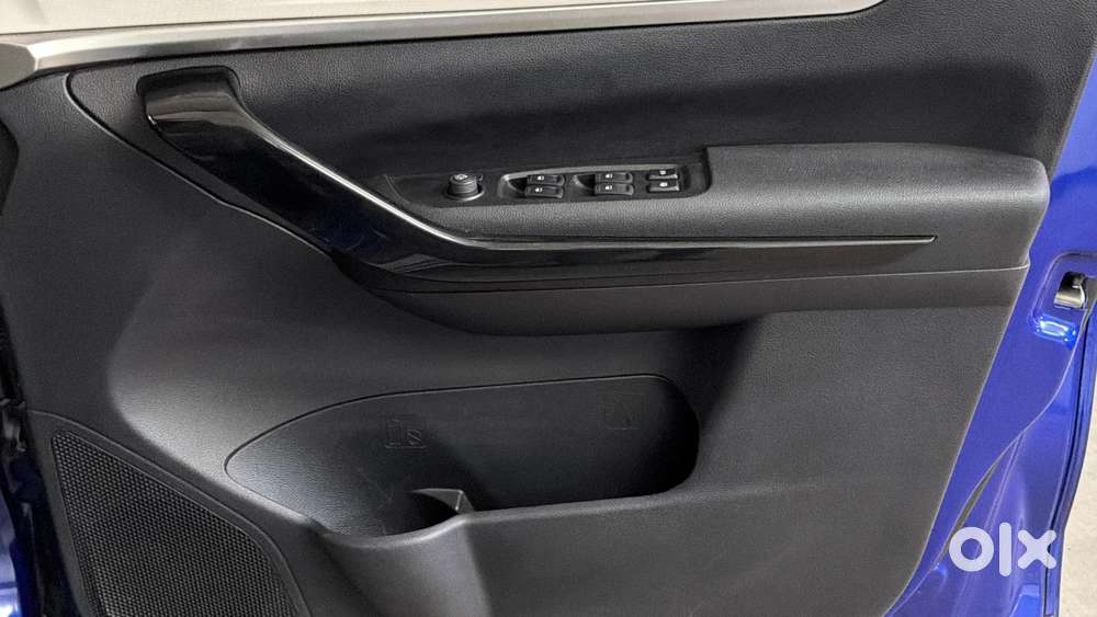 Mahindra Xuv700 2.0 Ax 5 Petrol At Str, 2022, Petrol