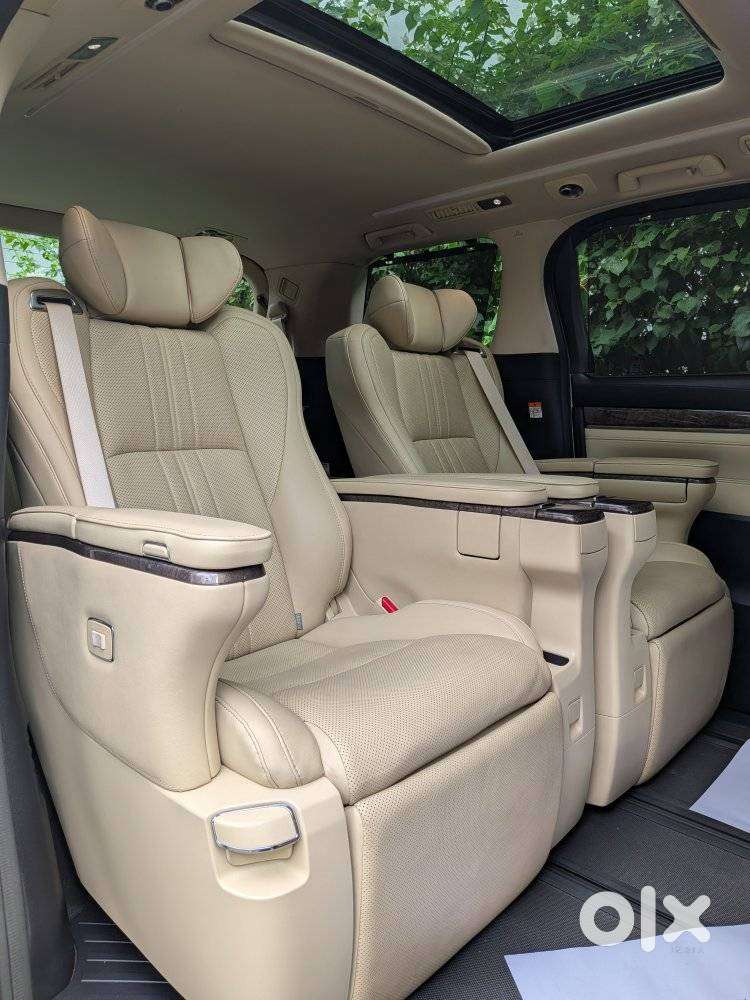 Toyota Vellfire 2.5 Executive Lounge, 2023, Petrol