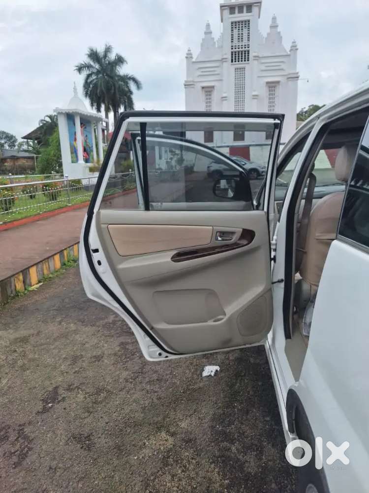 Innova 2.5 V Diesel (2014)