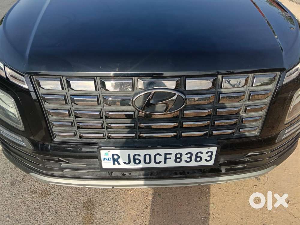Hyundai Venue 2025 Petrol 6000 Km Driven