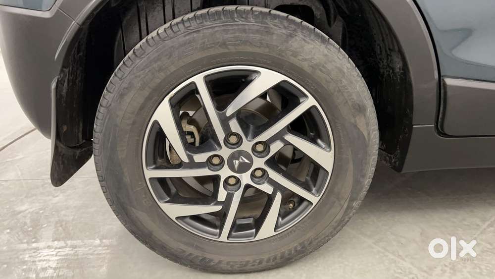 Mahindra Xuv300 1.2 W8 (o) Amt Petrol, 2023, Petrol