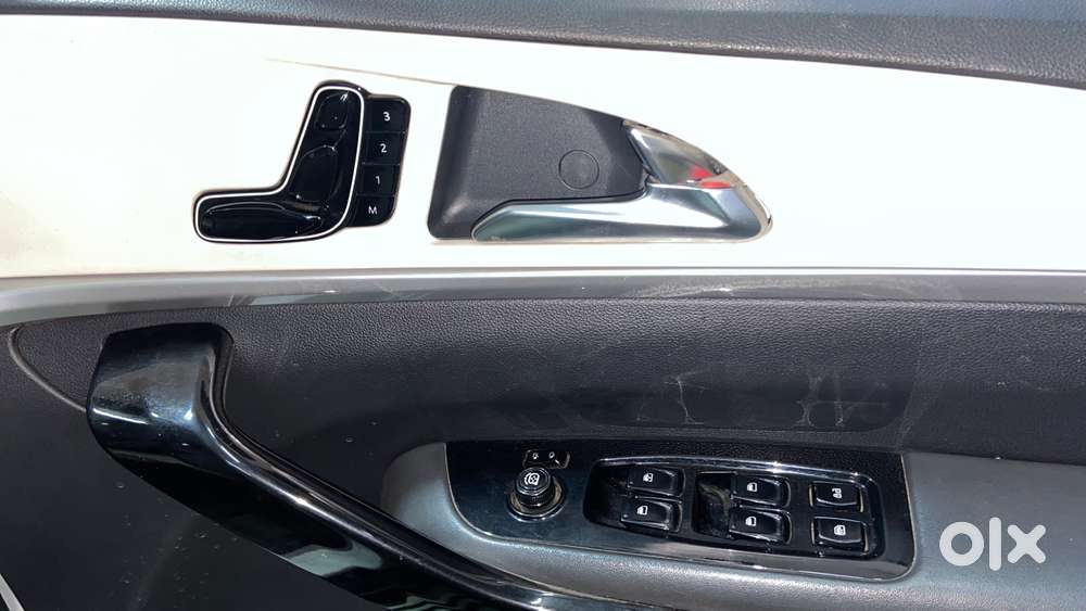 Mahindra Xuv700 2.0 Ax 7 Petrol Mt Str, 2021, Petrol