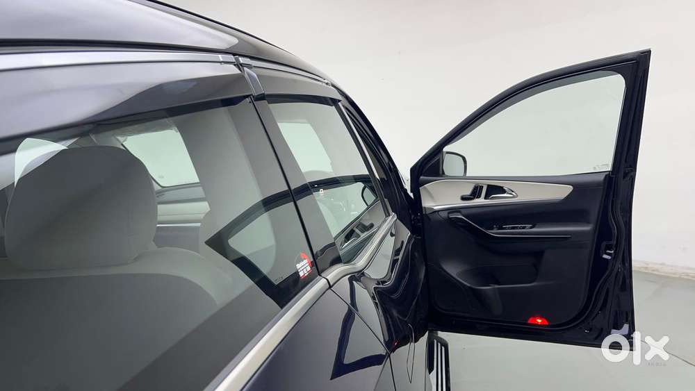 Mahindra Xuv700 2.0 Ax 7 Petrol Mt Str, 2024, Petrol
