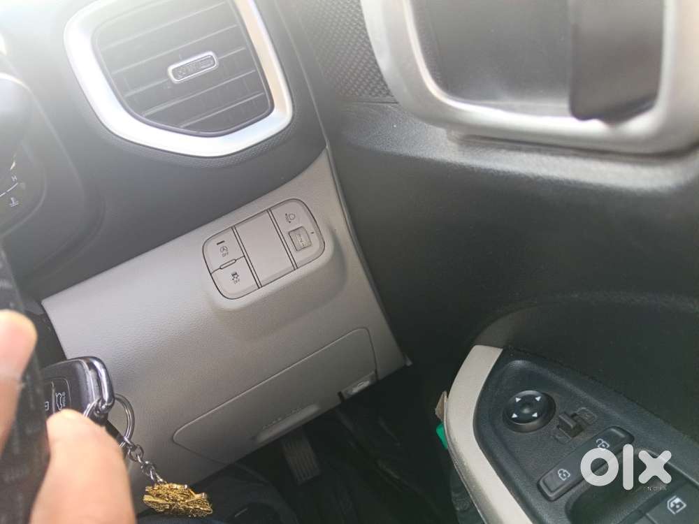 Hyundai Venue 2025 Petrol 6000 Km Driven