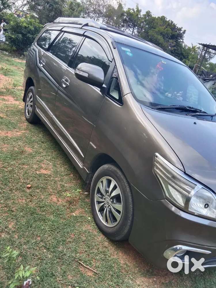 Toyota Innova 2.5 V 7 2015