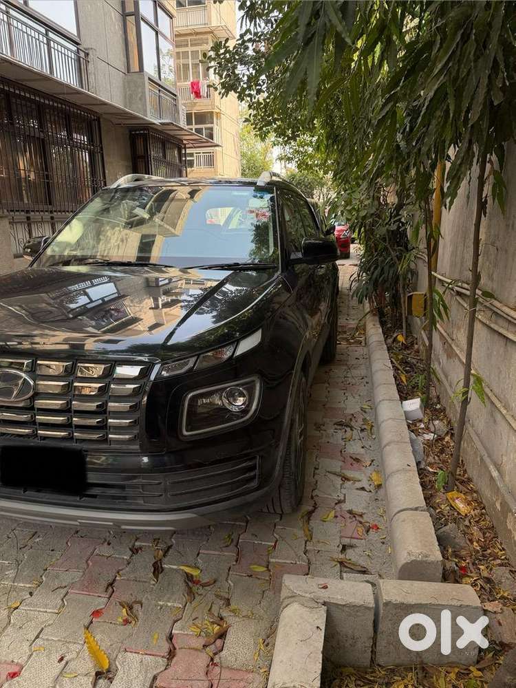 Hyundai Venue 2022 Petrol 25000 Km Driven