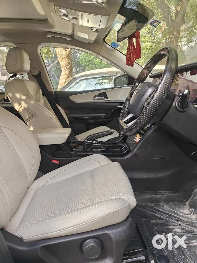 Mahindra Xuv700 Petrol At 7 Str 2022 .all Orignal Paint