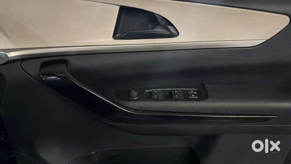 Mahindra Xuv700 2.0 Ax 5 Petrol At Str, 2022, Petrol