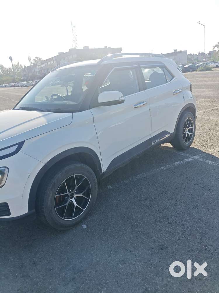 Hyundai Venue Sx Knight Edition Mt, 2023, Petrol