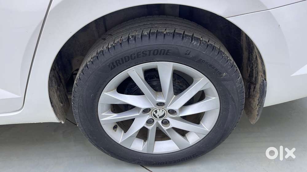 Skoda Slavia Ambition 1.0l Tsi At, 2022, Petrol