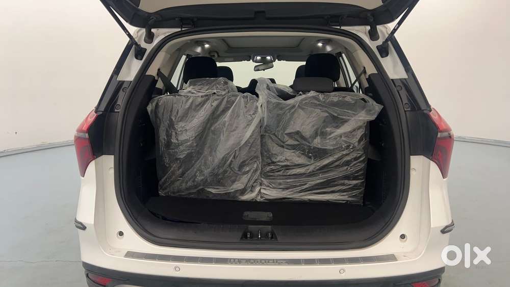 Mahindra Xuv700 2.0 Ax 5 Petrol Mt 7 Str, 2025, Petrol
