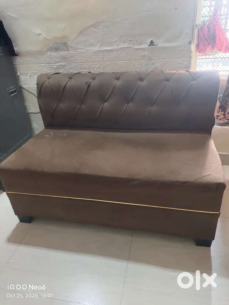 Single premium sofa in 5000