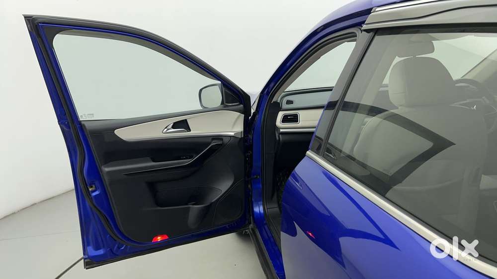 Mahindra Xuv700 2.2 Ax 7 Diesel Mt Luxury Pack Str, 2023, Diesel