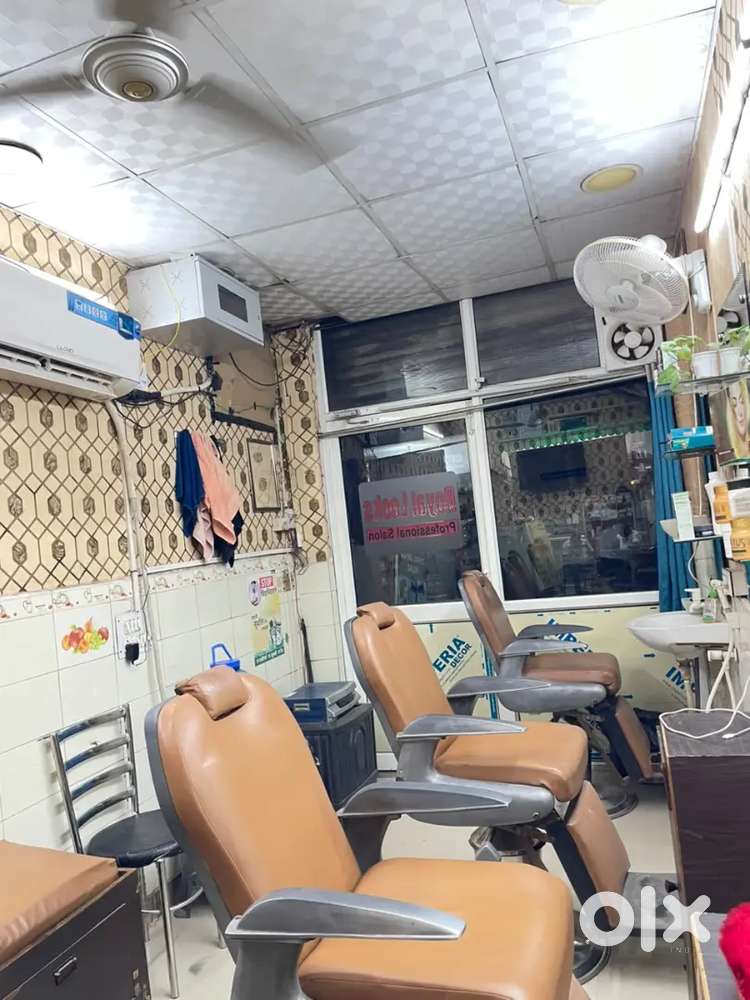 Royal looks saloon