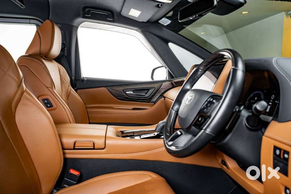 Toyota Vellfire 2.5 Executive Lounge, 2023, Petrol