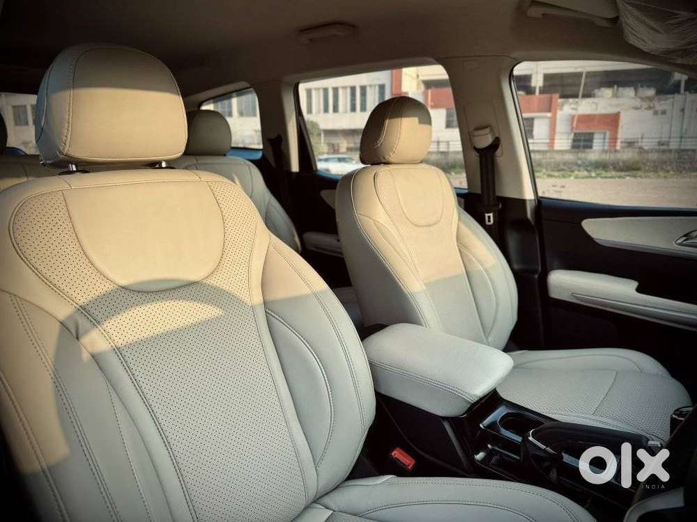 Mahindra Xuv700 2.0 Mx Petrol Mt 5 Str, 2024, Petrol