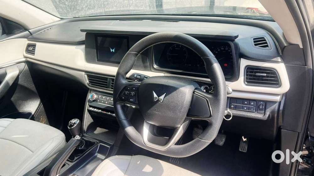 Mahindra Xuv700 2.0 Mx Petrol Mt 5 Str, 2023, Petrol